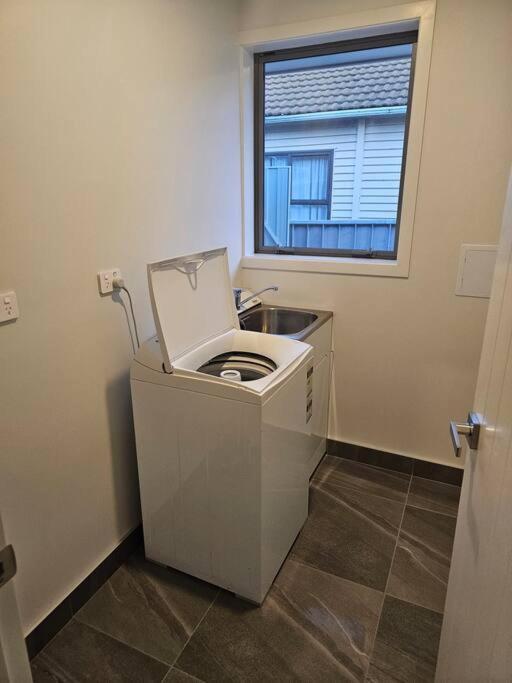 Entire House - Brand New 2 Bedroom House Lower Hutt Zewnętrze zdjęcie