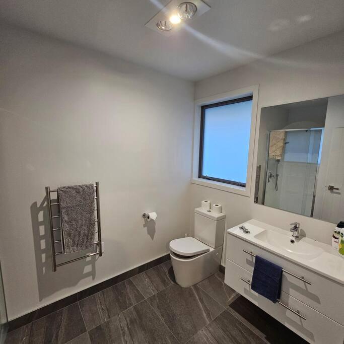 Entire House - Brand New 2 Bedroom House Lower Hutt Zewnętrze zdjęcie