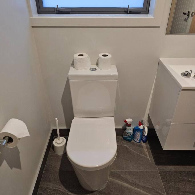 Entire House - Brand New 2 Bedroom House Lower Hutt Zewnętrze zdjęcie